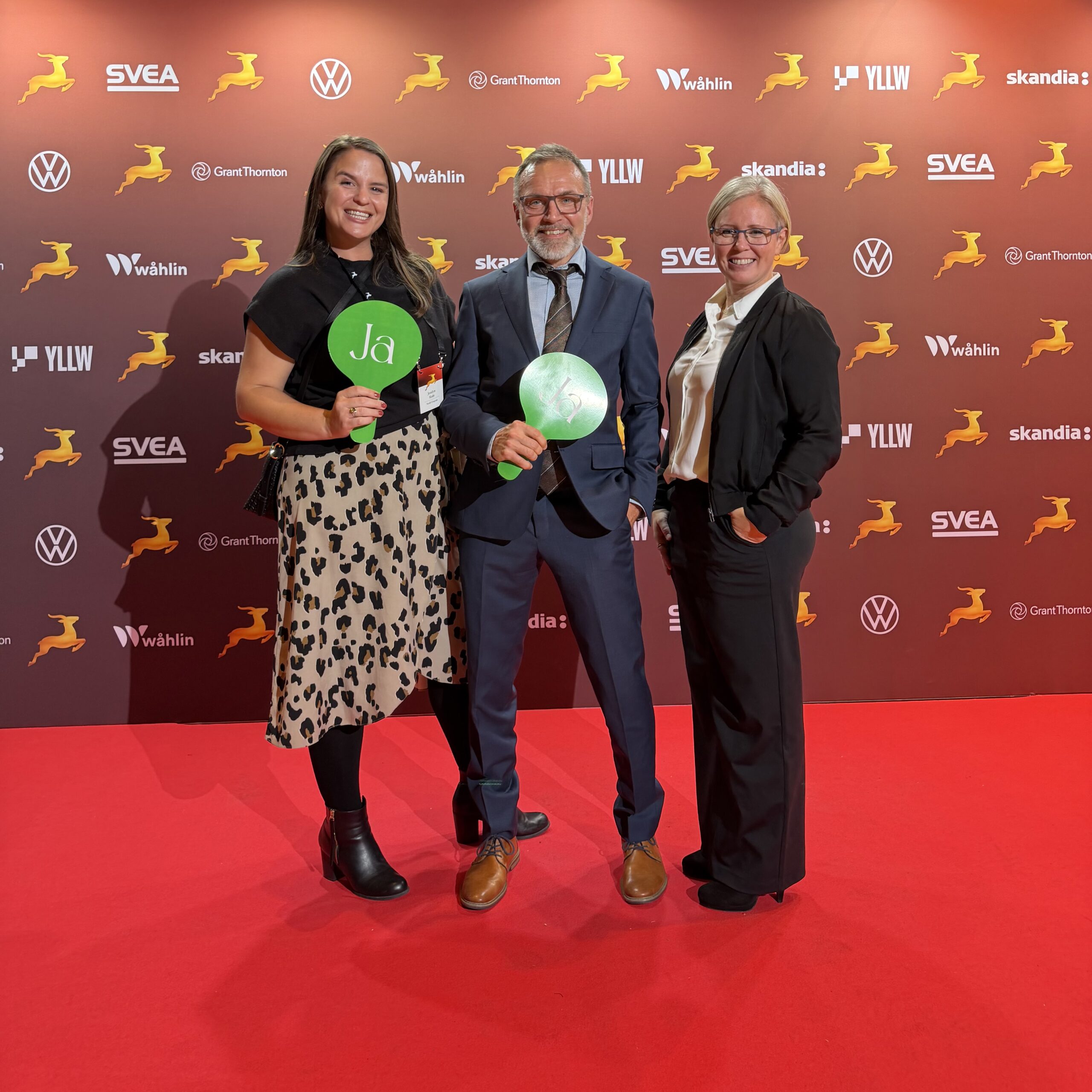 Krister, Elisabeth och Jesslyn poserar framför kameran efter att Nodric Congress utsetts till ett av årets DI Gaseller.